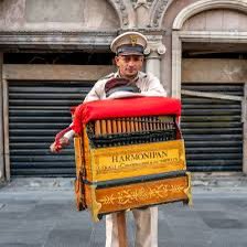 HLFrisbie's tweet photo. No permitan que personas con poder adquisitivo compren el silencio de identidades culturales 

Los organilleros, el carrito de los tamales, los ropavejeros, los mariachis, las bandas, son patrimonio cultural

Lo que se compra con dinero es barato, lo valioso no tiene precio

Aquí las calles están calladas, solas. La gente no interactúa, solo contemplan su realidad y alimentan su ambición.

México es diferente, cuídenlo y defiéndanlo