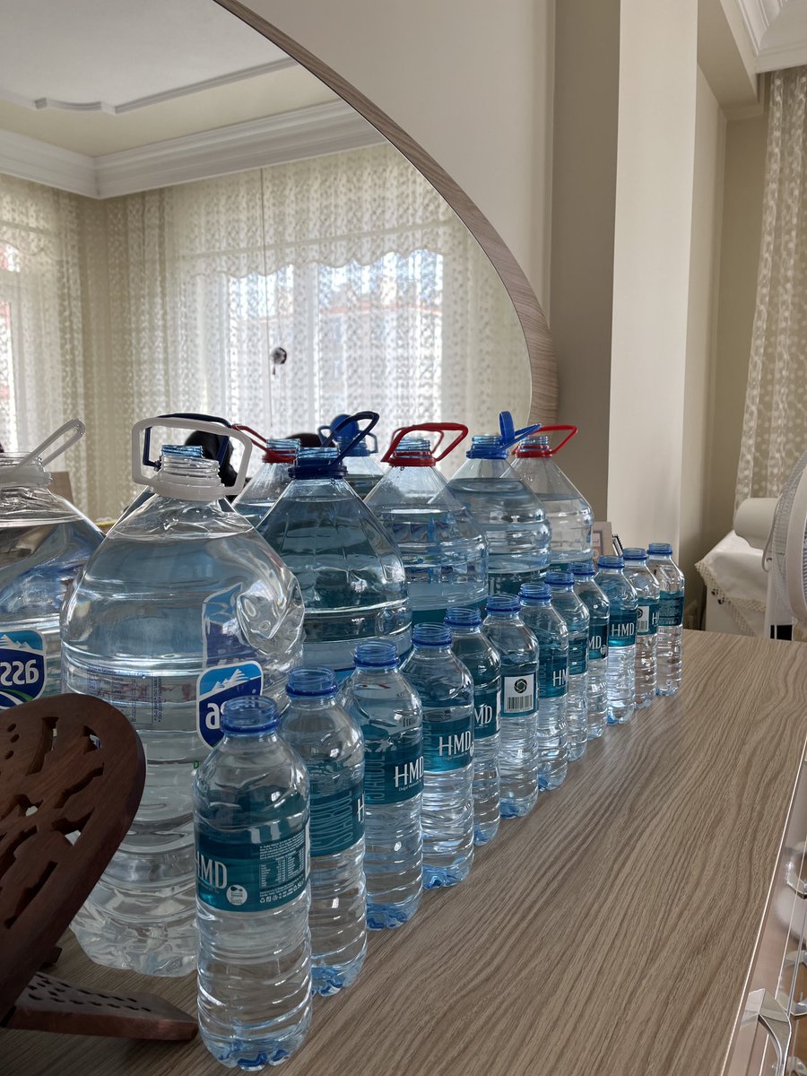 Mukabelede Hâmimlere gelmişizdir
O sırada komşu teyzeler :)