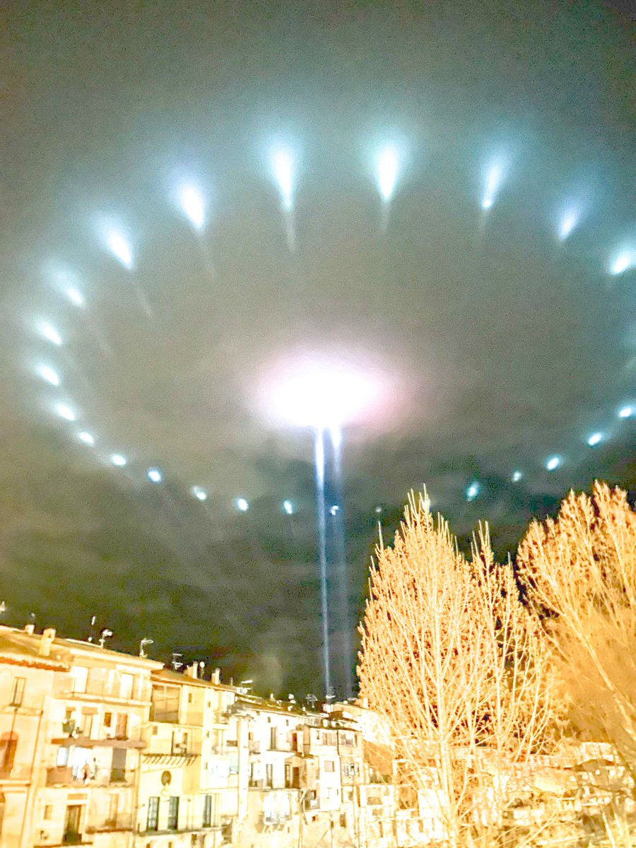 BlacKLapsO's tweet photo. @diiegonunez_ Le subes un poco la exposición y ajustas el contraste y se ve que es luz proyectada desde el suelo, el efecto queda muy guapo con el cielo tan cubierto. https://t.co/XcqUD0Xa46
