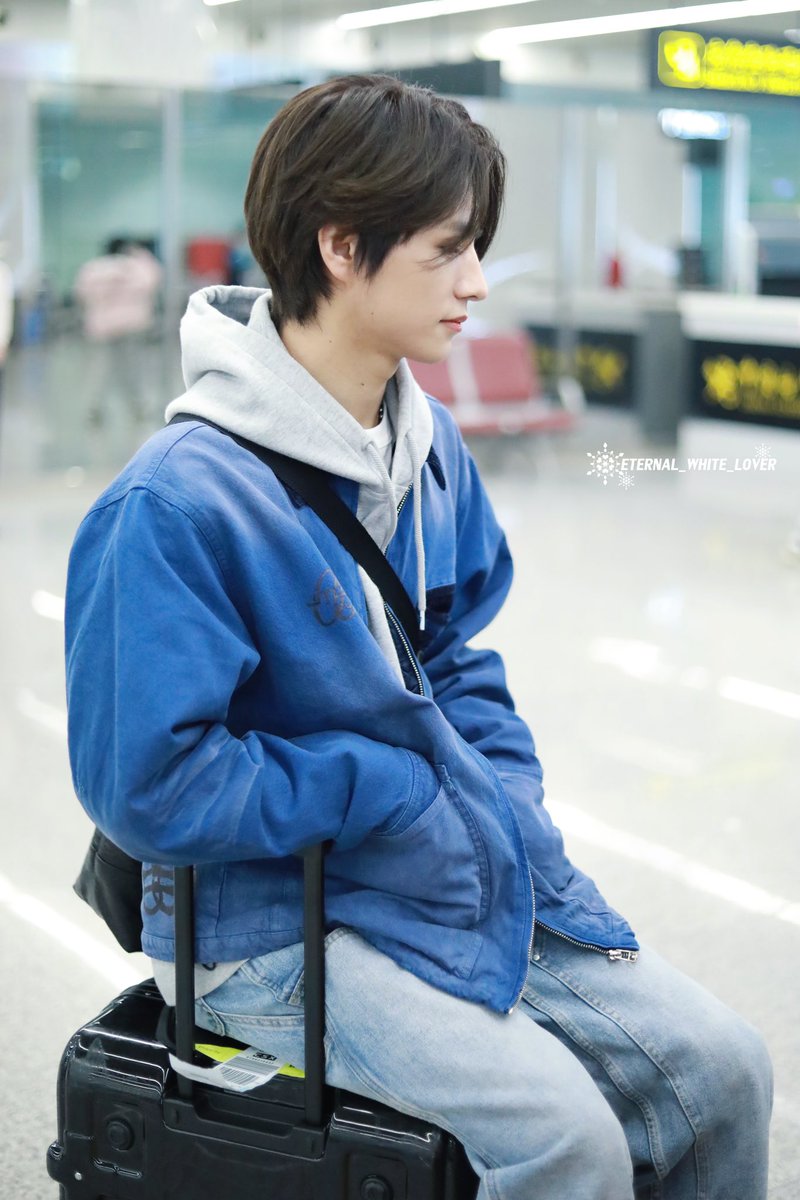 LEV_WHITELOVER's tweet photo. Happy April Fool’s Day 👶——🤴
图2素材来源：某前同事（具体未知） 

#LEV #레비 #レビ
#A_I_BAE #LEV_A_I_BAE
#ExchangeID
#왕즈하오 #WANGZIHAO #王子浩
#AprilFoolsDay https://t.co/SEBZX1CEfI
