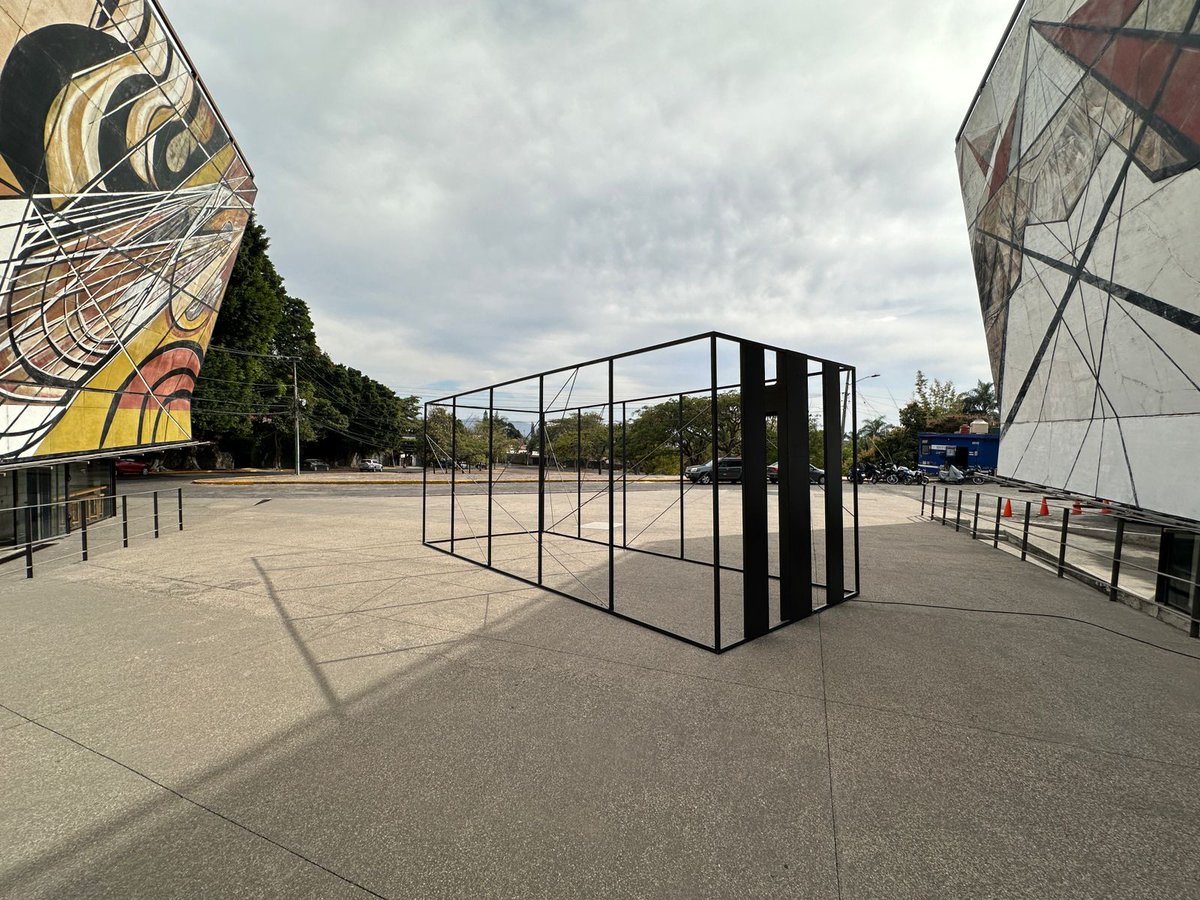 LaTallera's tweet photo. ¡Último día, último, para recorrer el laberíntico montaje de la exposición #DisrupciónEruptiva, de Cisco Jiménez, y para reflexionar a partir de #Sceleton, instalación de Gerardo Suter!
Hoy, la entrada es libre. Horario: 10 a 18 h.
#CicloAméricaEspectropical
#redmuseosINBAL https://t.co/g7TKdDR88s