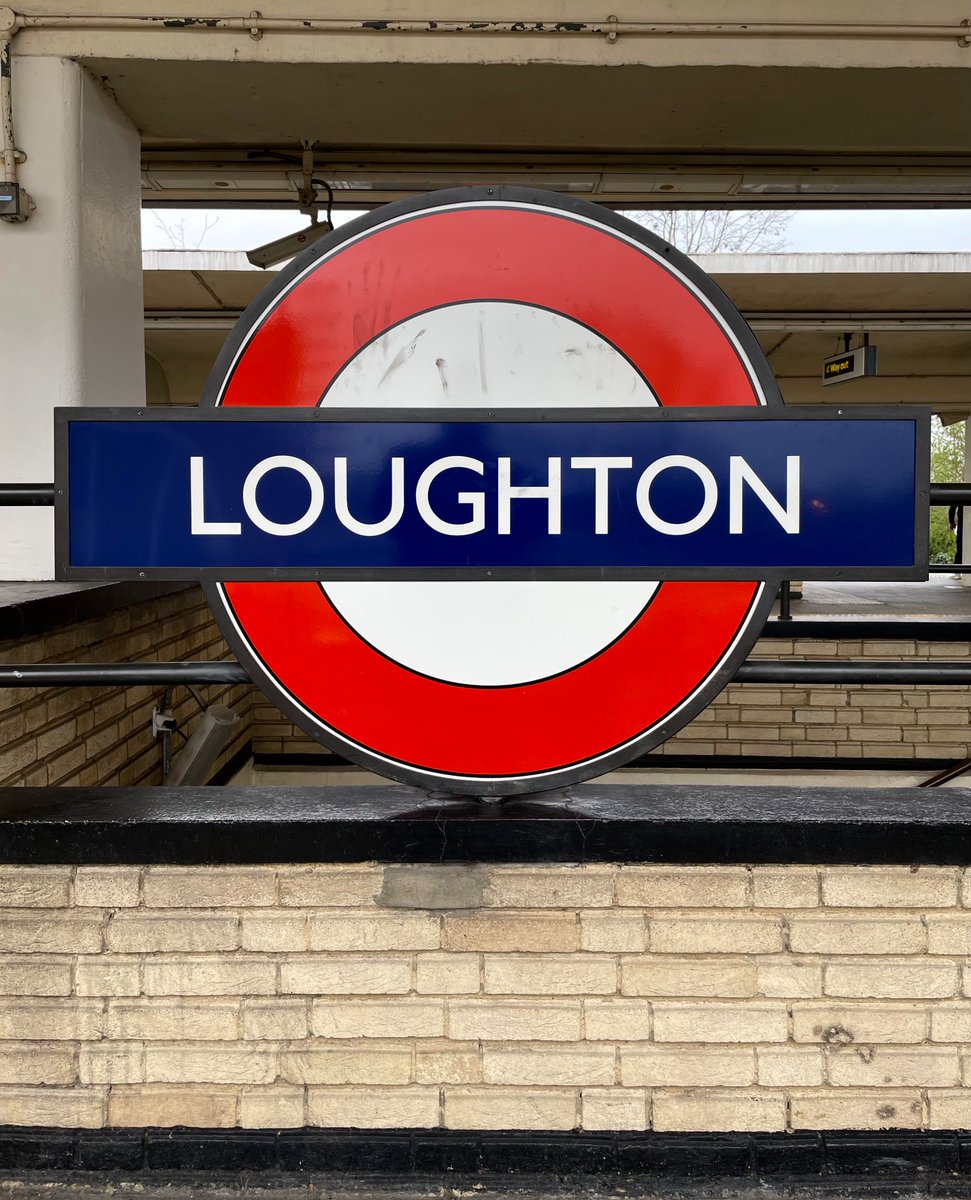 Loughton Station IG10, ⭕️ On a slab, on a bench, on a railing…