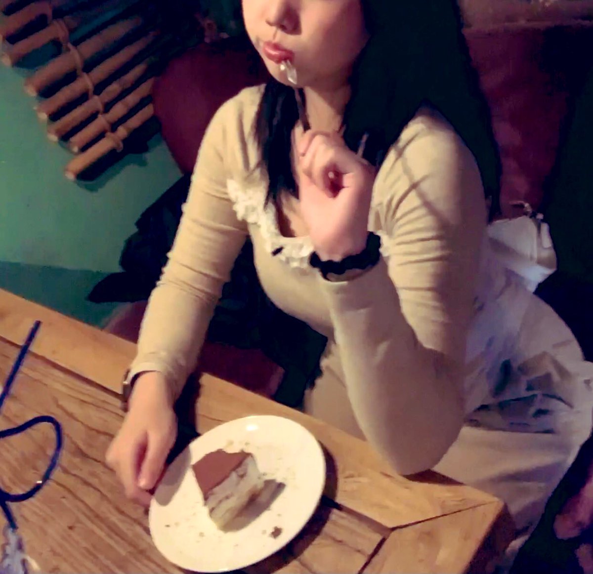 今天和同学一起出来玩，我们还聊了一下我弟弟事情，偷我妈妈内裤的事情我也和她说了，同学说我弟弟在学校满正常,没想到在家里这么饥渴，难怪上一次去你家玩还在背后摸我的胸。 https://t.co/6l4Xs7AlTf