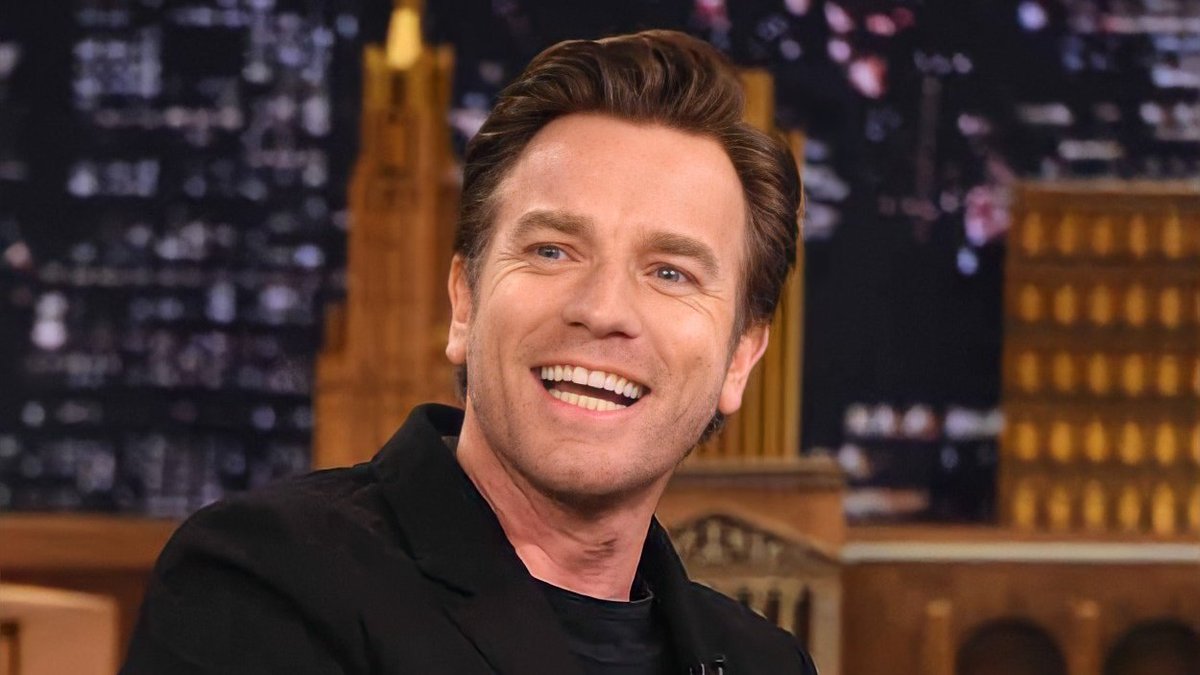 Un día como hoy pero de 1971, nació el gran Ewan McGregor, actor escocés de cine, televisión, teatro y voz. 🎉🥳 ¡Felices 53 años! #EwanMcGregor 🎂