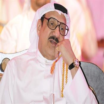 yahiahusain's tweet photo. عندما داهمتني فكرة كتابة مقال عن الفاضل حسين مكّي جمعة لإسهاماته التي سأتناول بعضها في هذا المقال الذي يمتد مغزاه ومعناه لكل أهل الخير في وطني، لم أكن مدركاً مدى تنوّع ووهج هذه الشخصية التي تستحق الذكر والتذكير بها لما تحتويه من قِيَم رفيعة نحتاج إلى استحضارها، وأهمها قِيَم المُبادرة والعَطاء والسَّخاء، أكتب هذا المقال بعدما سألت العديد من الأشخاص ذوي المعرفة به وبسيرته، والتي تلقيت على أثرها إجابات مختلفة في زواياها ومتطابقة في انطباعاتها، إذ جمعها الإعجاب والإشادة بعطائه سواء في عمله الخاص أو العام على حد سواء.

لا أود إضاعة سطور هذا المقال في سيرته المهنية، ولكن أستعرض وبإيجاز القطاعات التي عمل بها تأسيساً وعملاً والتي تكشف عن ثراء تجربته من غير الخوض في تفاصيلها فهذا مبحث آخر، ترك أبوعلي بصمته في البنوك والتأمين والاستثمار والتجارة والصناعة والنفط وغيرها، بالإضافة إلى العقار الذي شهد تشييده لأعلى مبنى سكني في الكويت في زمنه متمثلاً في أبراج عالية وغالية في منطقة الفنطاس مطلع الثمانينيات والتي بلغ عدد أدوارها 20 طابقاً في تناسق مع شخصيته الجادة والساعية للتفوق، وفي الشأن العام نال ثقة الناخبين عام 1975 ليصبح نائباً في مجلس الأمة الذي لم يكمل مدّته لكونه أول مجلس يتعرض للحل في تاريخ الكويت، وليس سراً الإشارة إلى تأثر السيد حسين الشديد بأزمة المناخ التي عصفت بالكويت مطلع الثمانينيات ولا تزال آثارها باقية إلى يومنا هذا.

أما في العمل الخيري، وهي المحطة التي دعتني إلى كتابة هذه السطور، فقد كانت له مبادرات بمستويات عديدة، منها أنه أول من قام ببناء أكشاك مكيّفة لرجال المرور، وأهمها مبادرته العظيمة عام 1982، عندما اتصل بوزير الصحة آنذاك د. عبدالرحمن العوضي، رحمه الله، مستفسراً منه عن احتياجات وزارة الصحة ليجيبه الوزير بحاجة الكويت الماسّة إلى مركز تخصصي لعلاج السرطان، ليقوم بعدها بالتبرّع بإنشاء وتجهيز مستشفى حسين مكّي جمعة للجراحة التخصصية (مركز الكويت لمكافحة السرطان) بمبانيه ومعداته الطبية من جيبه الخاص بتكلفة بلغت 7.500.000 د.ك، (وهي توازي شراء 25 قسيمة سكنية في الضاحية أو 75 قسيمة في مشرف آنذاك!) خلال مدة وجيزة لم تتجاوز 7 أشهر، وهو المستشفى الذي كان ولا يزال السبب في علاج عشرات الآلاف من المرضى بشتى أصنافهم، مرسياً بذلك دعائم جديدة تُحتذى للعمل الخيري الحقيقي النافع من أهل الخير بأن تصب خيراتهم في الحاجات الفعلية لمجتمعهم.
ثلاث رسائل، الأولى للدولة بالوفاء تجاه هذا الإنسان النبيل وغيره العشرات من رجال ونساء الخير في وطني الذين تبرعوا بسخاء خدمة لوطنهم في القطاع الصحي تحديداً، وذلك بالتكريم المعنوي وتضمين قصص العطاء ضمن المناهج الدراسية حتى لا تجتر الأجيال كراهية التجّار وجحود إسهاماتهم الوطنية والإنسانية السخية، ولتكون نماذج تُحتذى للعطاء.  والثانية لوزارة الصحة بتخصيص موقع بارز في مدخل مستشفى حسين مكّي للتعريف اللائق بالإنسان الذي كان سبباً في وجودهِ إنصافاً له بدلاً من الوضع الحالي الذي يخلو من أي ذكر تعريفي به!
والرسالة الثالثة هي شكر وامتنان فائقين لك يا أبا علي عَلى عطائك وسخائك آملاً أن تكون على ثقة بوفاء الكويتيين لك وبدعائهم وأملهم أن يمدّك الله بالصحة والعافية، وأن يطيل بعمرك لترى المزيد من أغصان شجرة الخير المثمرة التي غرستها بيديك.

للكاتب : 
@faisalkhajah