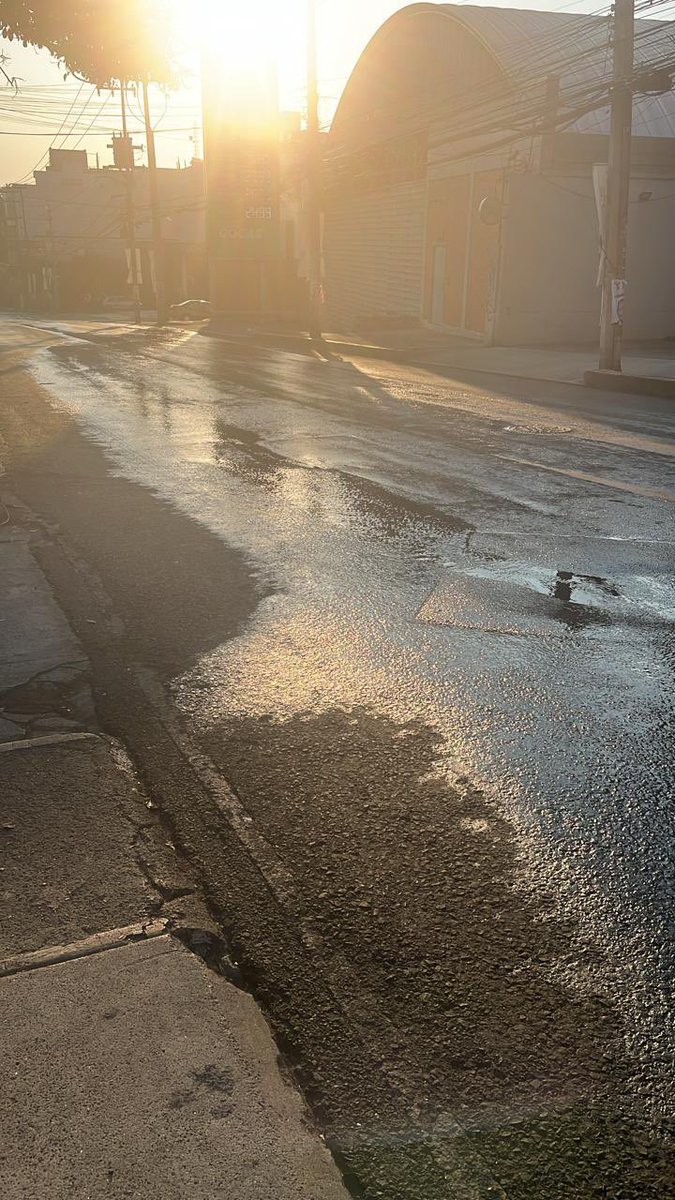 Yadcano's tweet photo. @SacmexCDMX @AlcaldiaAO @GobCDMX hay una fuga de #agua en #avenidaToluca a la altura del 411 colonia #olivardelisPadres. Mucho #desperdicio, apoyo porfavor https://t.co/6aglxFnsZD