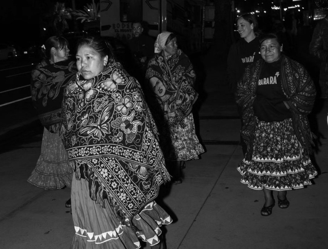 twiggywitch's tweet photo. Seis mujeres rarámuri de la sierra de Tarahumara están corriendo 540km en el 'The Speed Project' desde los Angeles hasta las Vegas 🖤 ¡Ya recorrieron 400 kilómetros!

📸 Mira más de ellas en ra_ra_raaaaaa (instagram) https://t.co/4XBcv9Z3v7