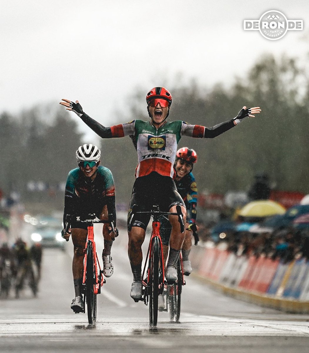 Grandissima Longo! L'azzurra trionfa ad Oudenaard 9 anni dopo l'ultima volta. Volata impeccabile, messa nel sacco Niewiadoma. Bellissima vittoria! #RVVwomen