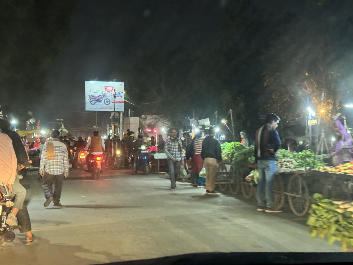 Dangerous situation in #Morar: Street vendors create a safety hazard by obstructing the flow of traffic on the main road. All thanks to #Gwalior Municipal Corporation.