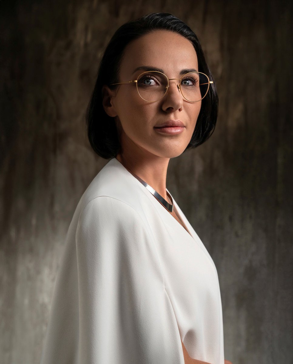 The LUNOR M16 is a testament to traditional craftsmanship 🔧 Handmade in Germany, this stainless steel frame features a matte finish and detailed surface treatment for lasting style. #lunor #craftsmanship #lumag #metalglasses #stainlesssteel