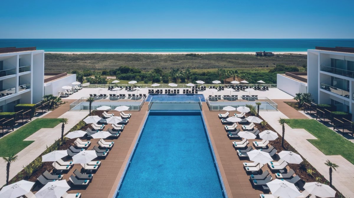 Start to plan your getaway for this summer at the Algarve! Find here the best plans in this lovely location 👉 bit.ly/4cCDqHs