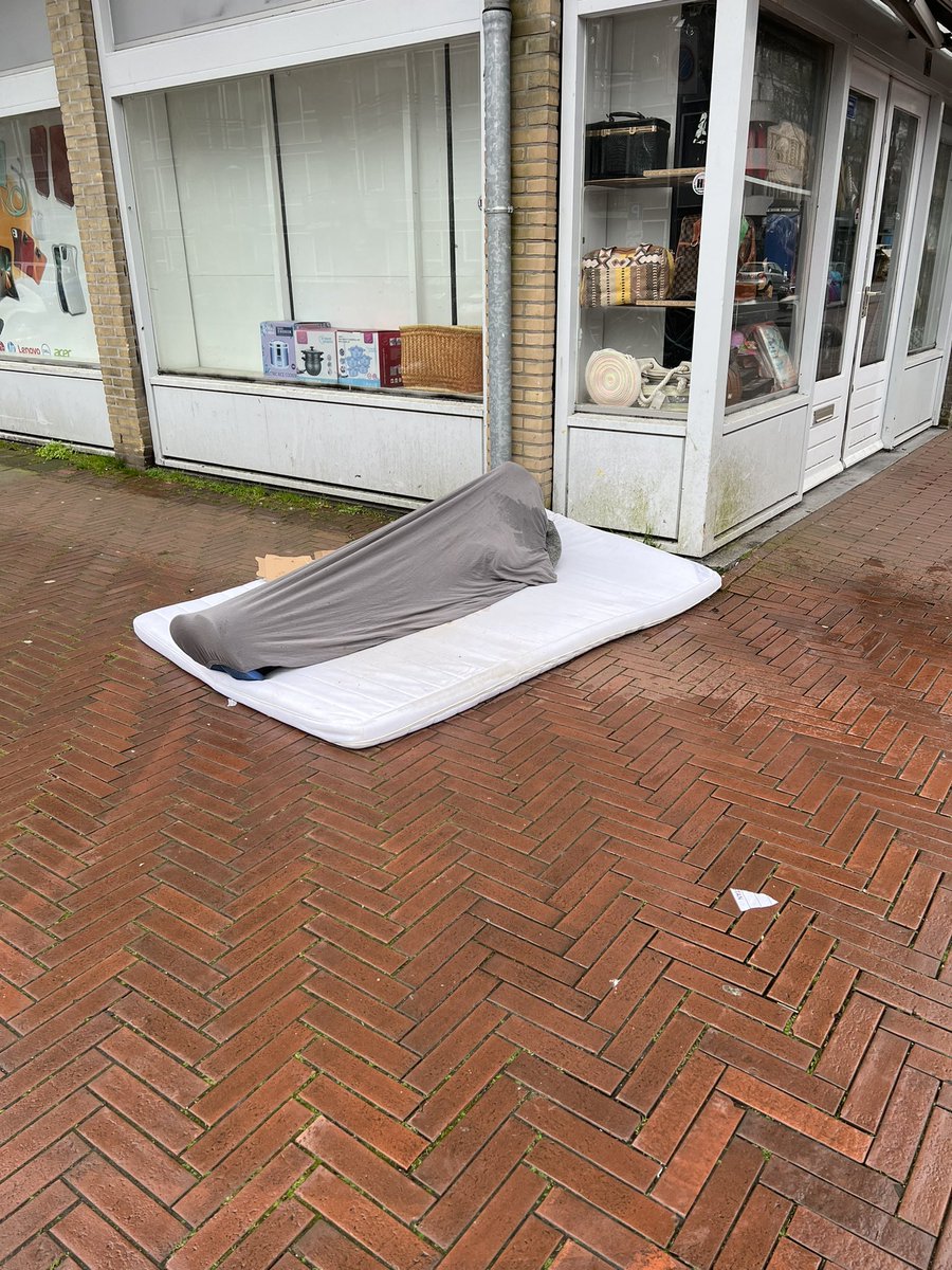 RichardDerkscom's tweet photo. #dapperstraat #Amsterdam 18:00 Paaszondag. Wat een treurnis in de regen zonder afdak. Lukraak midden op straat. https://t.co/XOgPJ9o49i