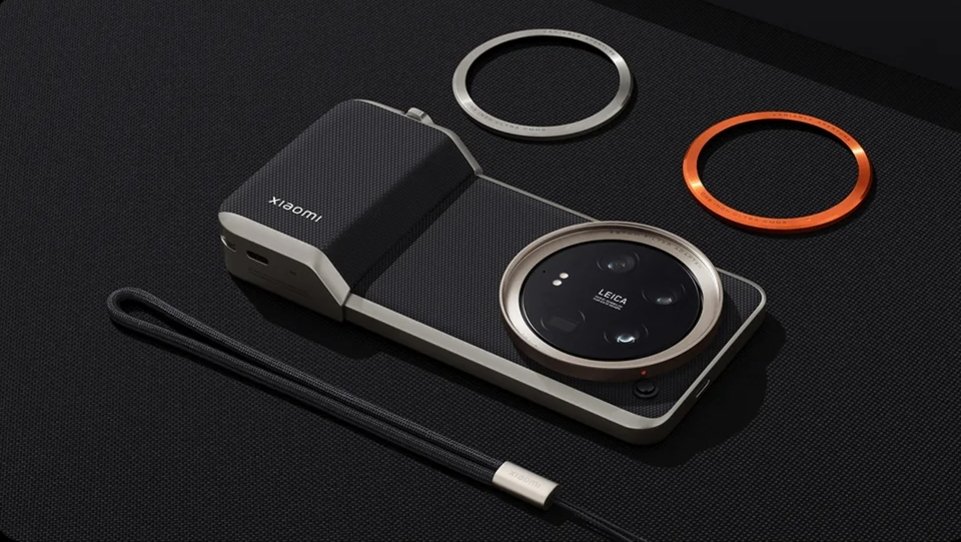 rahulshah91's tweet photo. @sandeep9sarma @XiaomiIndia How about the professional photography grip will I not be getting that with the reserve edition? I'm super excited to have the complete camera kit as shown in the picture and to be honest I've been associated with #Xiaomi since 2014 #xiaomiredmi1s to #xiaomi11ultra &amp; continuing.. https://t.co/uaZQa8emgt
