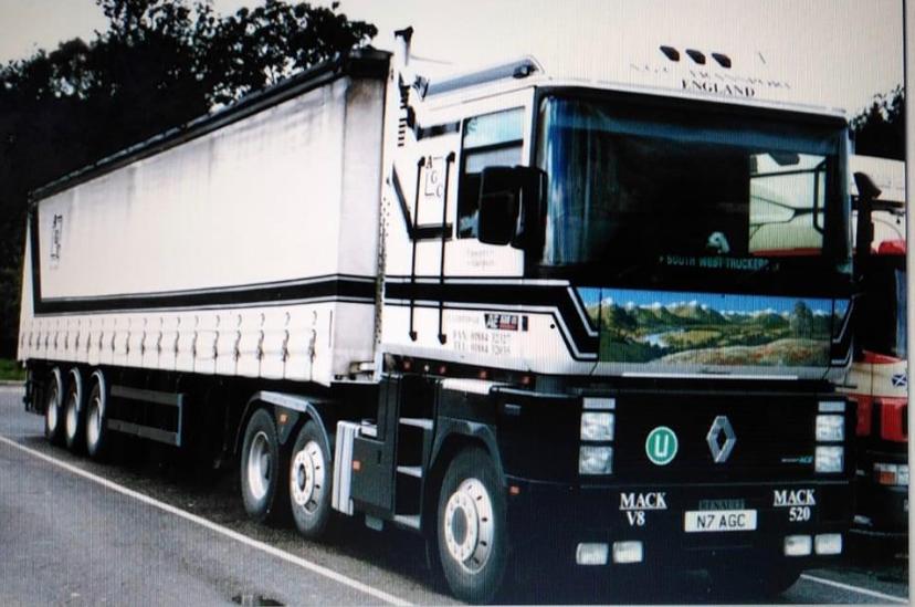 @JRDixonltd @Ricky81D @dougierankine @DMTruckPhotos @RenaultTrucksUK @RenaultTrucksCo @McCannTrans My old girl back in the day,that V8 was something back then,she was limited to 100ks,everthing was mechanical, if you get my drift! Could do Cullompton to Dover in one hit, halcyon days.👍