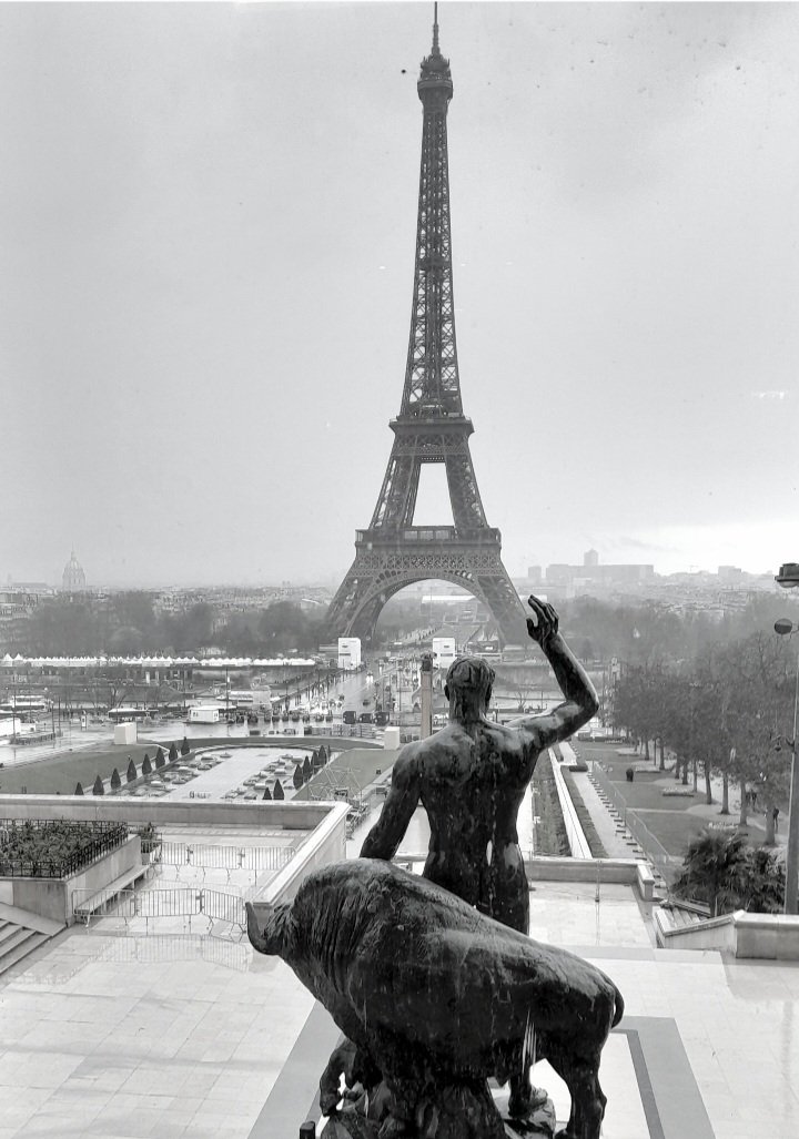 Visitando hoy el Museo del Hombre @Musee_Homme, ví a Hércules intercambiar saludos con la Torre Eiffel en la otra orilla del río Sena... ¡Desde París les deseo un excelente domingo de Pascua!