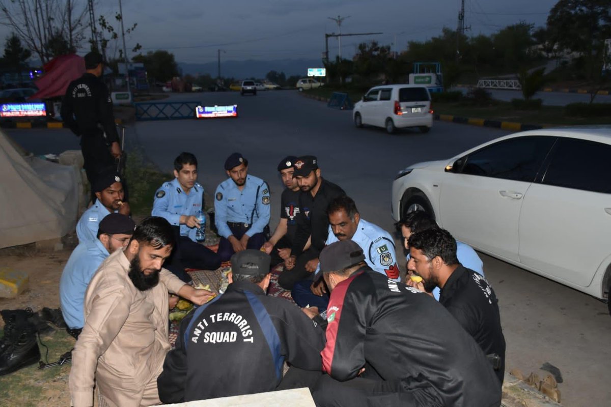 جی الیون ناکہ ڈیوٹی پر موجود پولیس اہلکاروں کے ساتھ روزہ افطار کیا اور پولیس اہلکاروں کی حوصلہ افزائی کی۔ اسلام آباد کیپیٹل پولیس شہریوں کی جان و مال کے تحفظ کے لئے ہمہ وقت مصروف عمل رہے گی انشالله۔