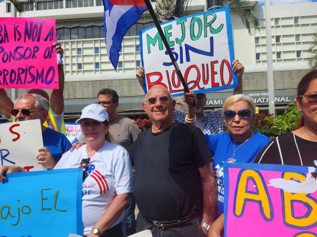 Nuestros compatriotas, junto a amigos, denuncian en Miami la política hostil del gob. de EEUU y demandan el fin del bloqueo y de la inclusión de #Cuba en la lista de supuestos patrocinadores del terrorismo. Gracias a los cubanos dignos y a los amigos. #MejorSinBloqueo