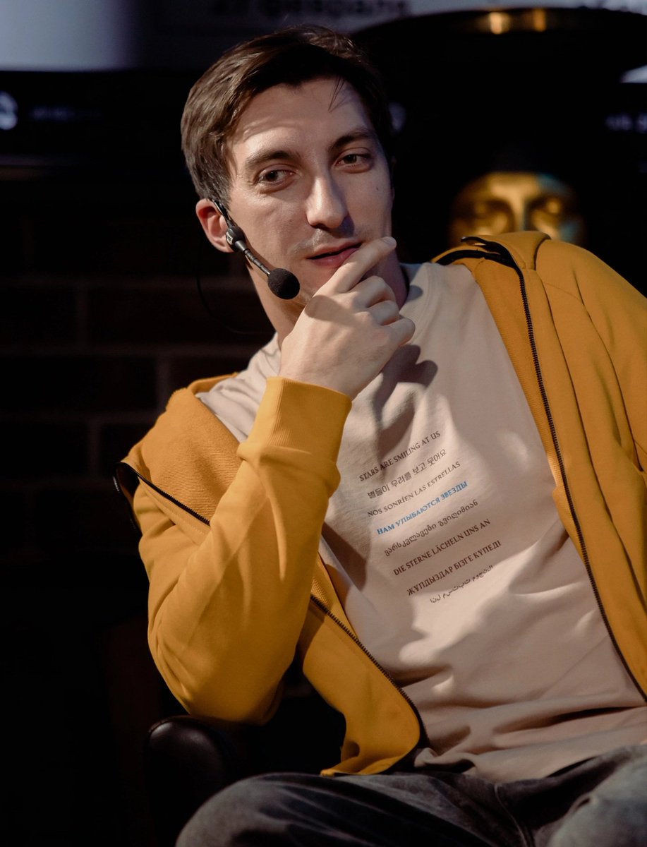 У меня есть хобби — смотреть, как он присваивает себе каждый фотоотчёт.