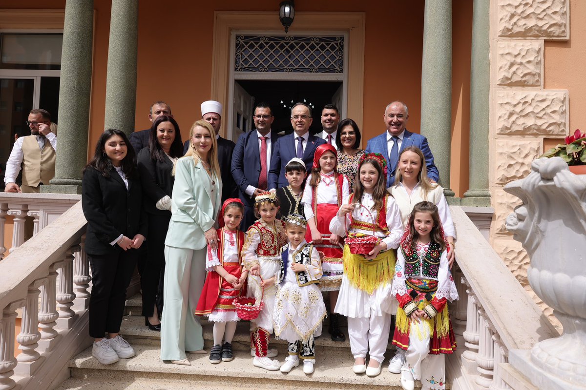 erionveliaj's tweet photo. Në ditën e ringjalljes së Krishtit, së bashku me përfaqësuesit e komunitetit mysliman, bektashi, klerit ortodoks dhe miq të tjerë, i uruam Pashkë të bardha të gjithë besimtarëve katolikë dhe ungjillorë! 🥚⛪️🥰 https://t.co/JF7ghnkYGc