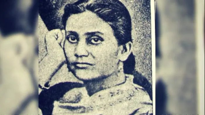 भारत की #प्रथम_महिला_चिकित्सक_आनंदीबाई_जोशी जो 1887 में अमेरिका से डिग्री लेकर भारत लौटी किन्तु बीमारी की वजह से 22वर्ष की वय में मृत्यु हो गई जनसेवा के संकल्प से वंचित रह गई बाल विवाह था पति ने ही शिक्षित किया मेडिकल की पढ़ाई के लिये विदेश भेजा DD1 पर सीरियल भी आया था #जन्मतिथी