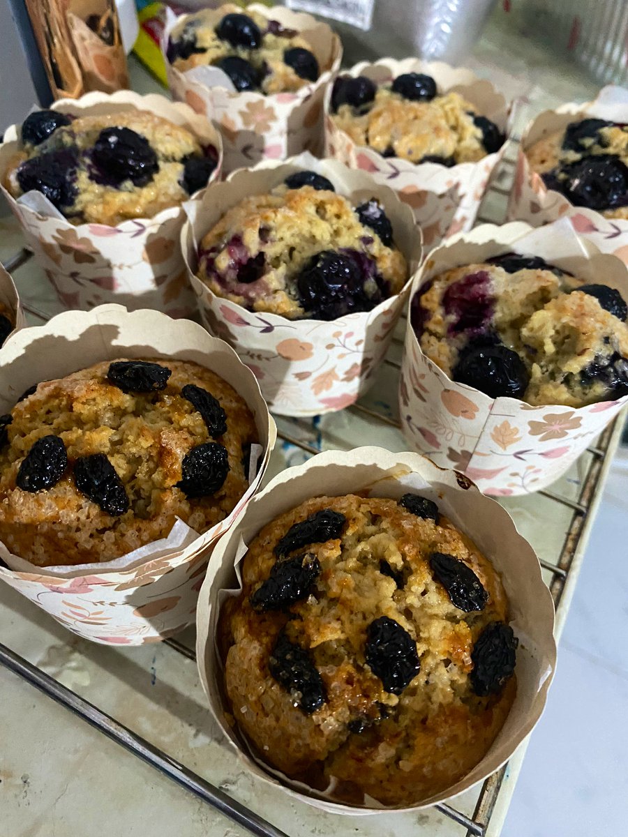 tehnit4's tweet photo. there is no such thing as too much rum for rum and raisin muffins.
(blueberry ones at the background)
#midnightbaking https://t.co/R6e0RVjTAb