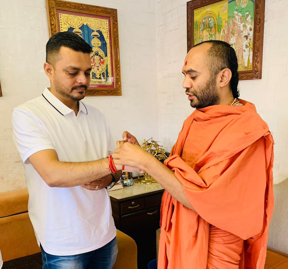 જય શ્રી કષ્ટભંજન દેવ 🙏🏻

આજે સાળંગપુર ખાતે અષ્ટ સિદ્ધિ અને નવ નિધિના દાતા એવા વિખ્યાત શ્રી કષ્ટભંજન દેવના દર્શન અને આશીર્વાદ પ્રાપ્ત કરી બોટાદ જિલ્લા ખાતે સંયોજકોની બેઠકમાં હાજરી આપી લોકસભાનાં યુવા સંયોજકો સાથે ચૂંટણીલક્ષી વિવિધ કાર્યક્રમો વિશે ચર્ચા કરી આગામી આયોજન અંગે ચર્ચા