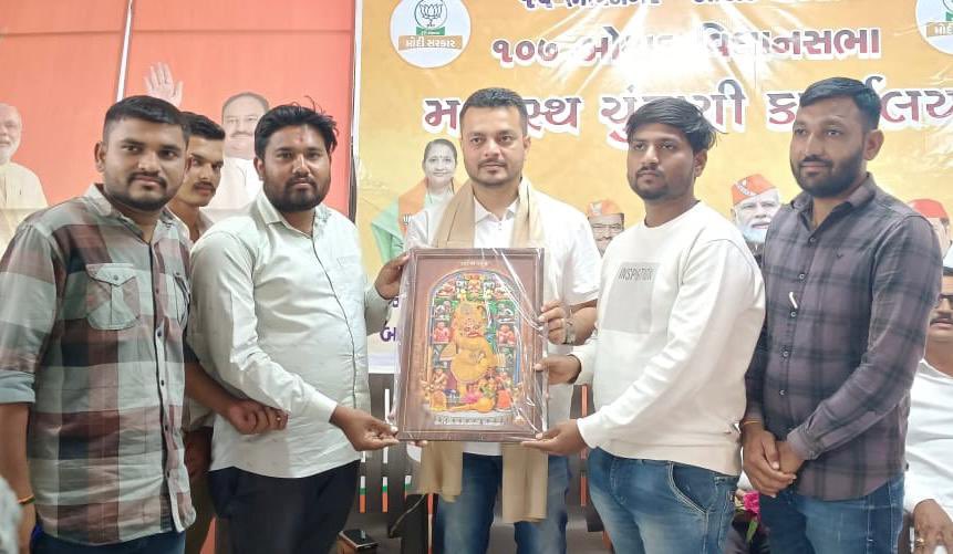 આ પ્રસંગે ભાવનગર ભાજપ જિલ્લા પૂર્વ પ્રમુખ શ્રી મુકેશભાઈ લંગાળીયા,જિલ્લા પંચાયત સદસ્ય શ્રી ઘનશ્યામભાઈ વિરાણી, સ્વામી વિવેકાનંદ યુવા બોર્ડના જિલ્લા સંયોજક શ્રી હિતેન્દ્રસિંહ દાયમા, બોટાદ જિલ્લા યુવા મોરચા અધ્યક્ષ શ્રી જીગ્નેશ બોળીયા, ઉપસ્થિત રહ્યા હતા.