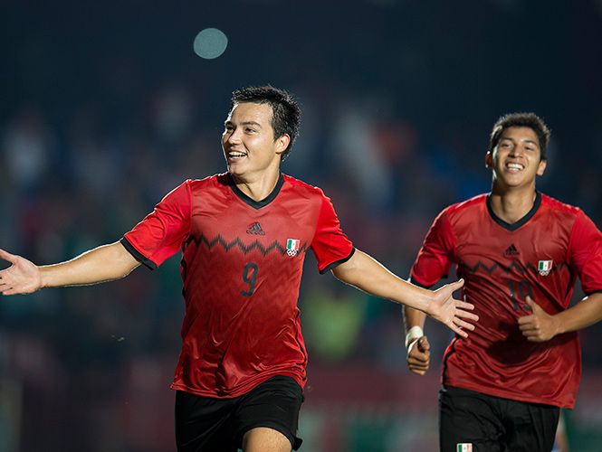 UniformesSelec1's tweet photo. Hace unos días empezamos nuestro recorrido por los uniformes que Adidas le ha diseñado a las selecciones mexicanas. 
Empezamos en 1977 y hemos llegado al 2011-2013...¡Pero cuidado!  Se viene la parte mas tenebrosa y de mal gusto del camino. 2013 - 2024...
-Tercera parte- https://t.co/NrFvSNUdgA