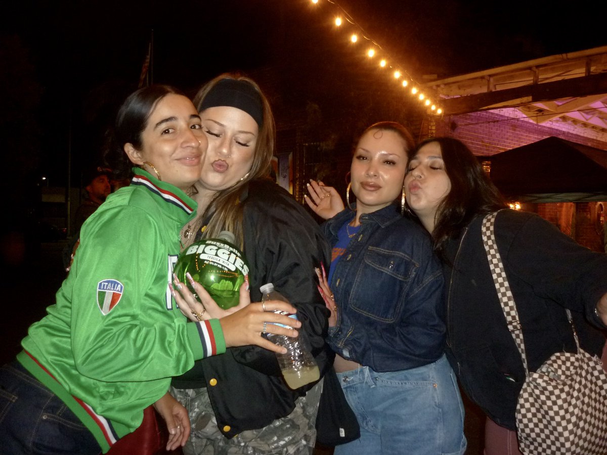 dopemo's tweet photo. luv my city &amp; my gurlz https://t.co/wqunc2bKxc