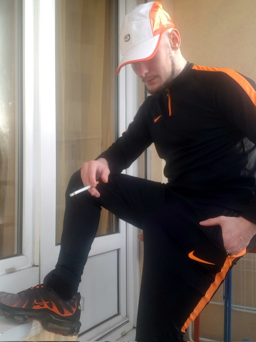 DeskroNiker's tweet photo. Wsh les paillassons et les décrasseurs de footeux ils sont où ?! 
Le bâtard qui me les achète en 43 j'lui fais grave du sale avec 😈👟⚽️💥👣👅💦
https://t.co/DGnycWReeQ

❤ Like si tu kiff les crampons
🔄 RT si j'te fous ta gueule dess(o)us
🗨 si tu fais paillasson et repose pied https://t.co/ipgbEqKAmo