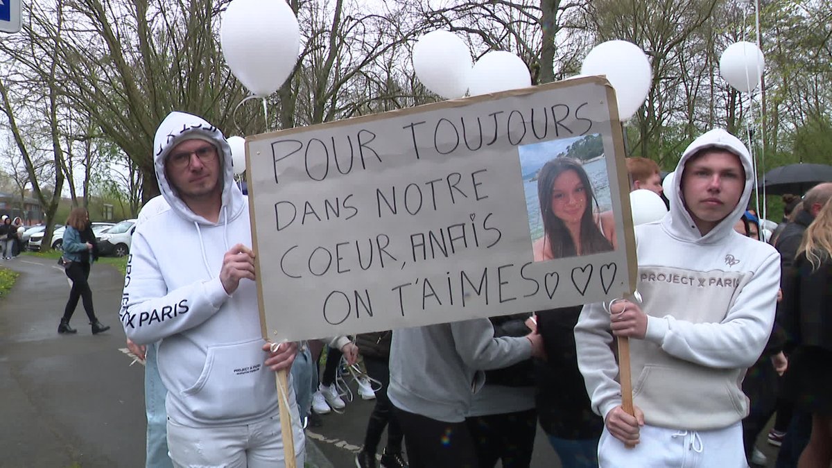 F3nord's tweet photo. 🕊️ Marche blanche pour Anaïs Robin : “Elle était incroyable”, environ 200 personnes réunies en mémoire de la jeune chanteuse ➡️ https://t.co/Jz0gg6ghGQ https://t.co/rDNtiDdCnr