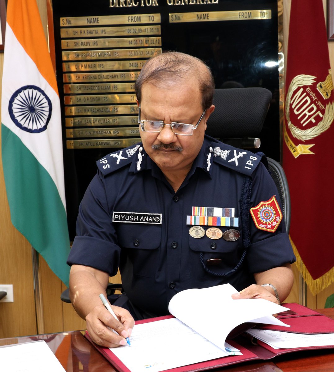 Shri Piyush Anand, IPS, took over the charge of DG NDRF today from Shri @AtulKarwal, IPS, at NDRF HQ, New Delhi. @HMOIndia @BhallaAjay26 @PIB_India @ANI