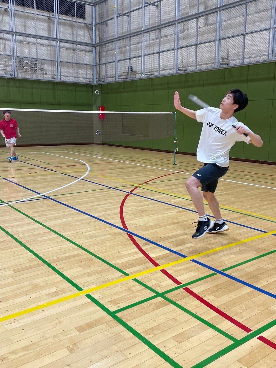 hubadminton's tweet photo. 部員紹介25

井関瑛太（新2年）
経済学部
城南高校

桃鉄で負けるとおもんないと言ってブチ切れる激ヤバ男🥶🥶
自称カフェイン中毒、本当はただのカフェラテ好き（ブラックは苦くて飲めない）
辛いものを食べれる自分がかっこいいと思っている😎
最近パーマをかけたということは坊主予備軍！？ https://t.co/NMTezLDa5L