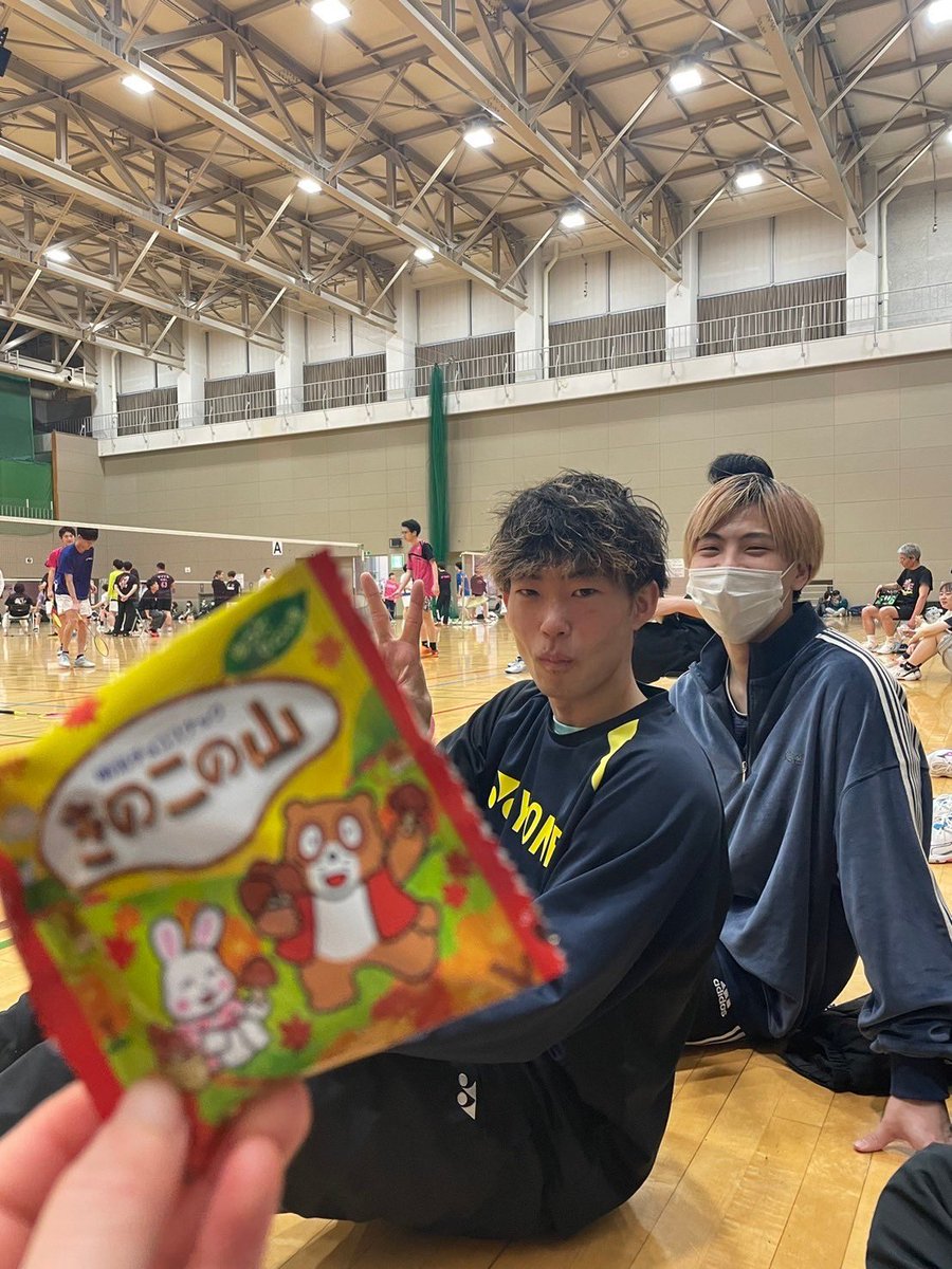 hubadminton's tweet photo. 部員紹介25

井関瑛太（新2年）
経済学部
城南高校

桃鉄で負けるとおもんないと言ってブチ切れる激ヤバ男🥶🥶
自称カフェイン中毒、本当はただのカフェラテ好き（ブラックは苦くて飲めない）
辛いものを食べれる自分がかっこいいと思っている😎
最近パーマをかけたということは坊主予備軍！？ https://t.co/NMTezLDa5L