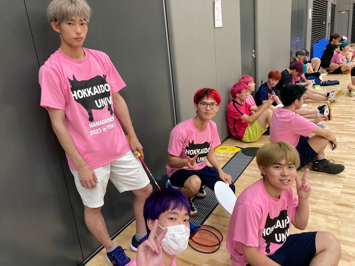 hubadminton's tweet photo. 部員紹介25

井関瑛太（新2年）
経済学部
城南高校

桃鉄で負けるとおもんないと言ってブチ切れる激ヤバ男🥶🥶
自称カフェイン中毒、本当はただのカフェラテ好き（ブラックは苦くて飲めない）
辛いものを食べれる自分がかっこいいと思っている😎
最近パーマをかけたということは坊主予備軍！？ https://t.co/NMTezLDa5L