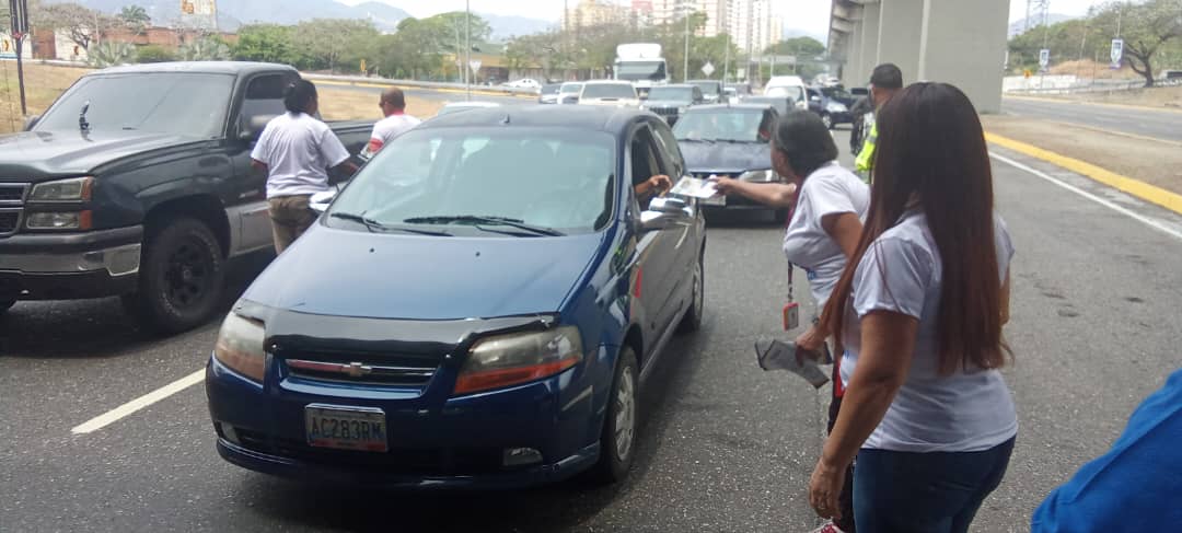 Plaza_C_Levanta's tweet photo. El equipo de Derechos Humanos de la @plaza_alcaldia trabajó en los 2 puentes de la Intercomunal de Guarenas toda la Semana Mayor orientando a visitantes y lugareños 

#VenezuelaPotenciaDePaz

#GuarenasSeLevanta!
@Freddy_Rod13
@HectoRodriguez
@NicolasMaduro https://t.co/xHQ7LcRZlt