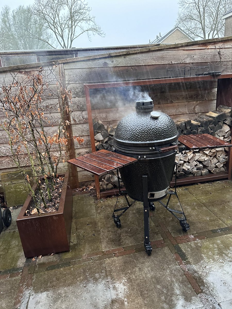 floriswouter's tweet photo. Sta je dan. In de regen te grillen. #topidee https://t.co/daYZmGJOXV