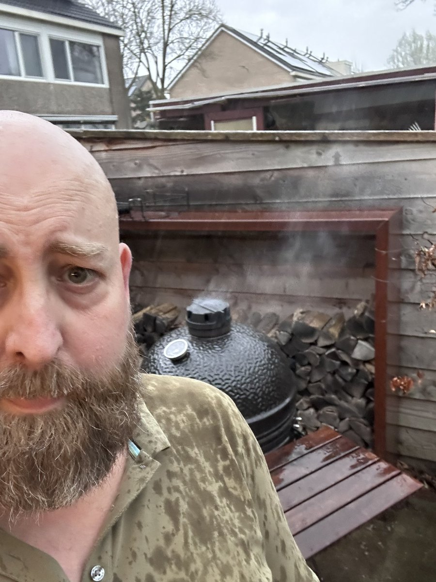 floriswouter's tweet photo. Sta je dan. In de regen te grillen. #topidee https://t.co/daYZmGJOXV