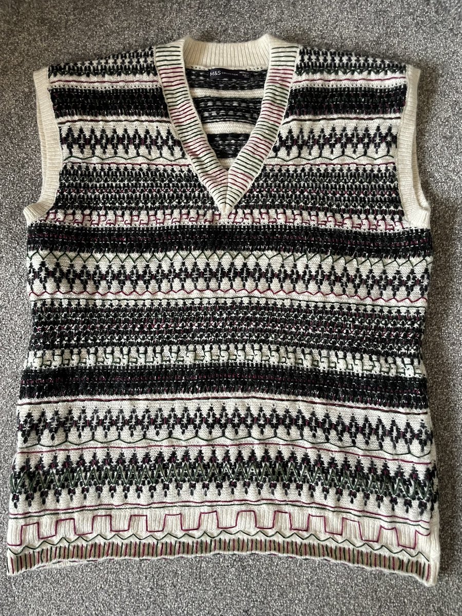 TheIneffableCon's tweet photo. 🪡 #BudgetJim ‘s jumper is complete! 🪡

From a black and white M&amp;S jumper, through some bad sewing, to something that at least has the right colours on it!

#GoodOmens https://t.co/UfzbhRRRpQ