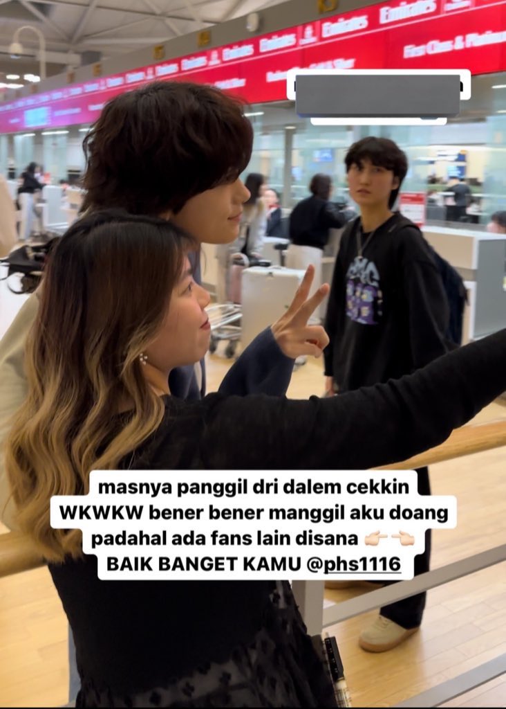 SIKcretUniverse's tweet photo. I knew it! That lady is the one on tiktok who gets to interact w/ lots of k-artists. If you saw the vid, she didn’t get to take a pic w/ sikkie, and in this part he definitely called someone and yes, it’s her! 🥹

Our kind Hyungsikkie. Ilysm!
#박형식 #ParkHyungSik | Park Hyungsik https://t.co/D0lXQ1kWBX