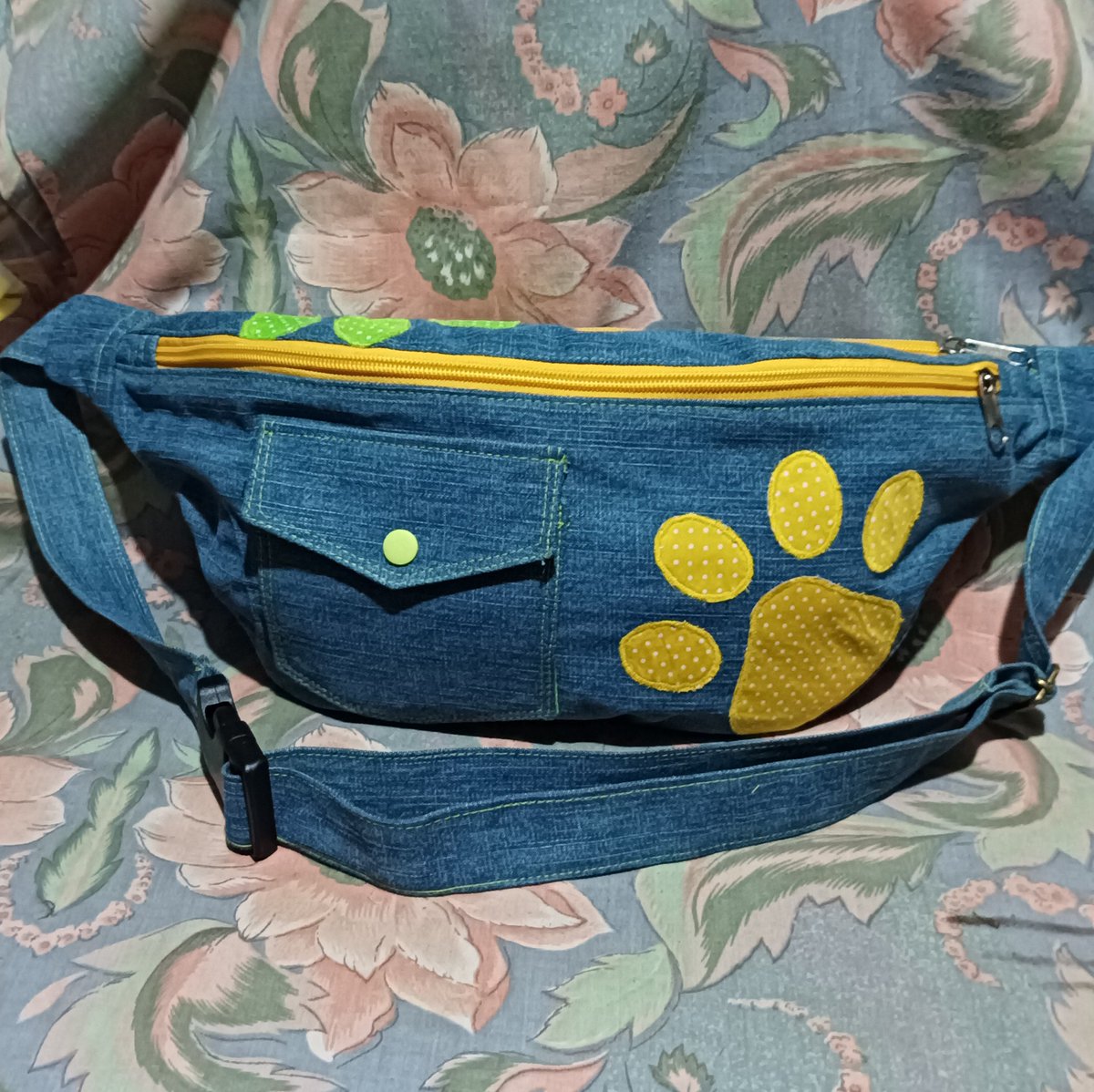 Ru_lif's tweet photo. #Banano o #Riñonera a la venta , fabricación propia , para alimentar a los rescatados 🐾🐾💕 https://t.co/OTt8hNdC83