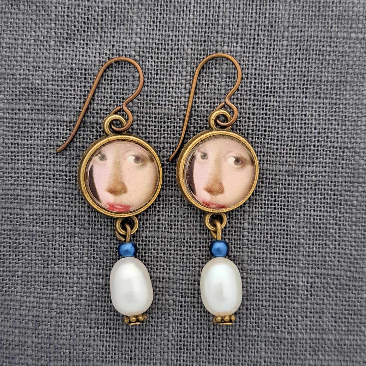 #HandmadeHour #handmade 
#UkCraftersHour #smallbiz 

Happy Easter! New to my #etsyshop Girl with a pearl earring earrings!

Check them out on my store 
etsy.com/uk/shop/ForThe…

#Vermeer #girlwithapearl #history 
#Dutchhistory #historicjewellery 
#freshwaterpearls #antiquebronze