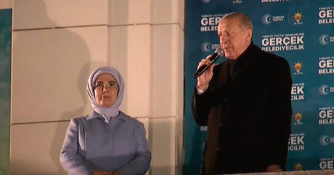 Erdoğan yenilgi sonrası yine savaş naraları aldı. Kürtleri tehdit etti. Ancak Erdoğan uluslarası alanda dün bulduğu desteği yarın bulamayacak. Çünkü AKP bir daha iktidar olmayacak. Faşizm geriledi.