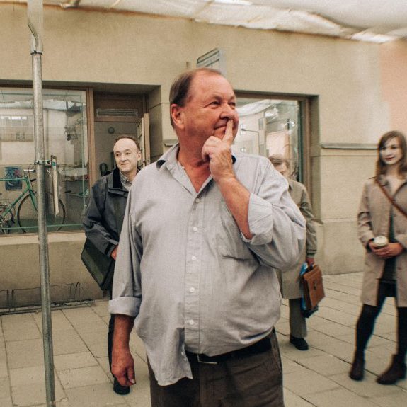 The king of Swedish cinema turns 81 today 👑 Happy birthday to Roy Andersson, pictured here on the sets of ABOUT ENDLESSNESS (2019) and A PIGEON SAT ON A BRANCH REFLECTING ON EXISTENCE (2014) 🕊️