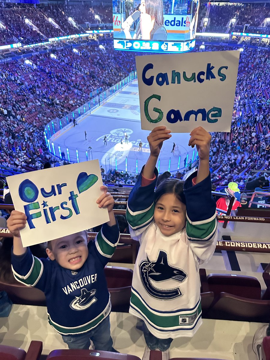 So excited for their first <a href="/Canucks/">Vancouver Canucks</a> game!! #gocanucks #clinched #duckhunt #firstgame #NHL 💙💚 <a href="/CanucksFIN/">FIN</a>
