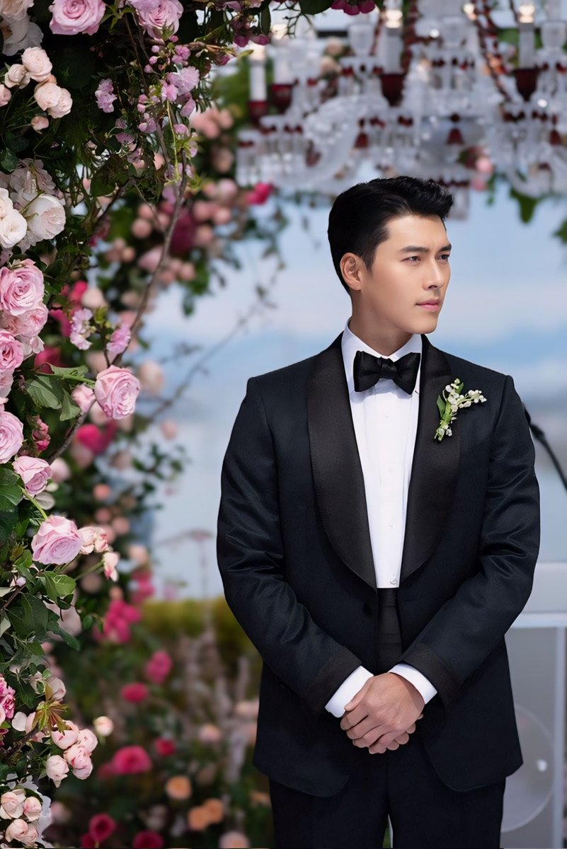 KimSonKitty's tweet photo. This man was soooo handsome on his wedding day 😫😫😫
Son Ye Jin didn't care about looks, she said. But look at how her husband looks like 😳😳😳 https://t.co/SDA1fMyx2d