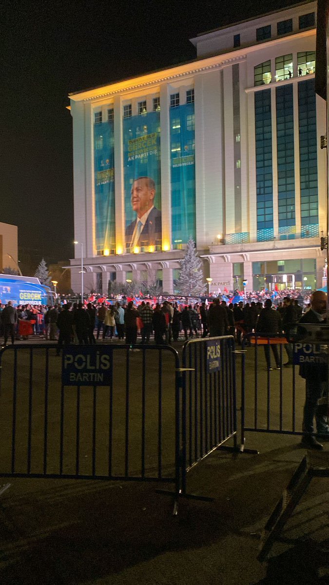darkwebhaber's tweet photo. Erdoğan’ın 5 dakika sonra konuşma yapacağı AK Parti Genel Merkezi'nin önü boş. https://t.co/l28dHCyXPb