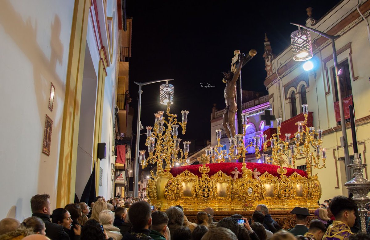 pablodiiaz21's tweet photo. A pesar de una semana santa complicada, Alcalá volvió a disfrutar de su Martes Santo y se llenó de Perdón y Angustias 🤎🖤 @JuventudPerdon https://t.co/rIi1RlRJyg