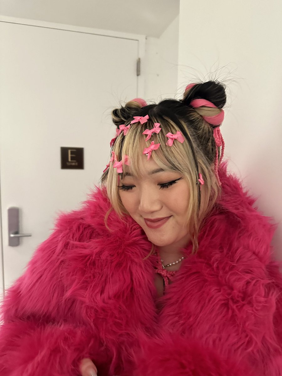 johnnastii's tweet photo. prompt: valentino decora bratz https://t.co/gQoYAE6uIB