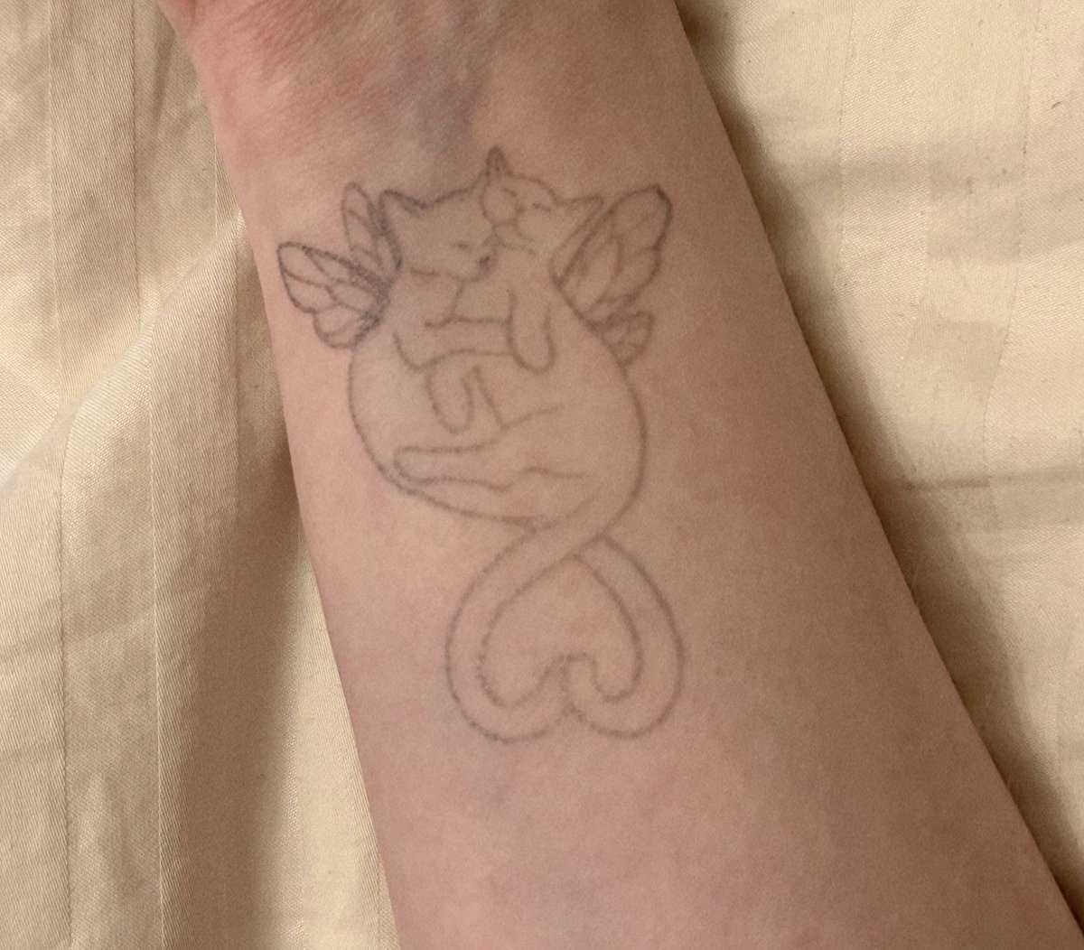 Купила татуировки, которые держатся 1-2 недели 
Кого-то напоминают))